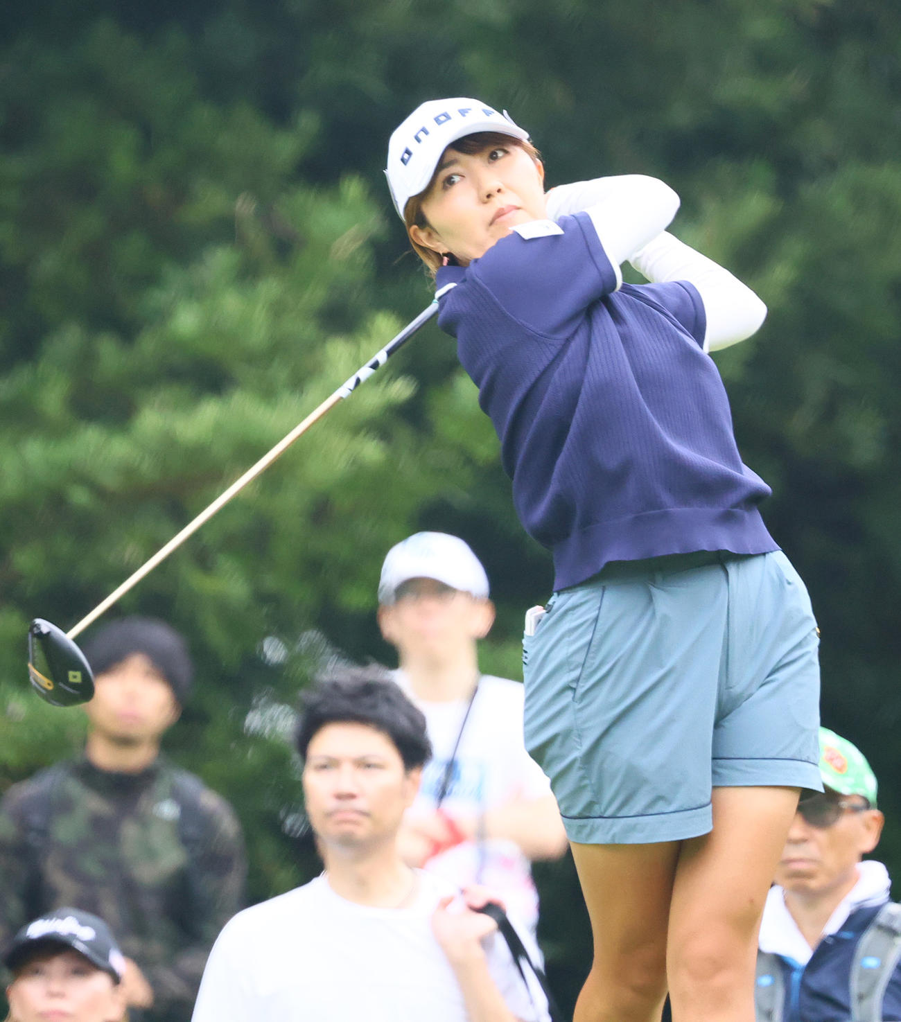 3番、ティーショットを放つ権藤（撮影・上山淳一）