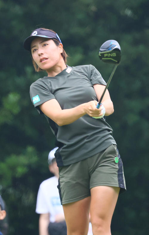 3番、ティーショットを放つ岡山（撮影・上山淳一）