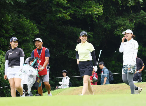 3番、同組でラウンドする、左から高久、一人おいて山内、横峯（撮影・上山淳一）