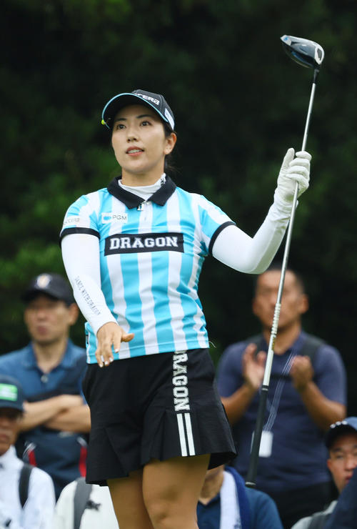 3番、ティーショットを放つ笠（撮影・上山淳一）