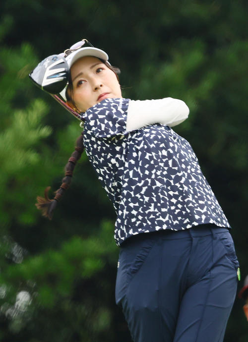 3番、ティーショットを放つ青木瀬（撮影・上山淳一）