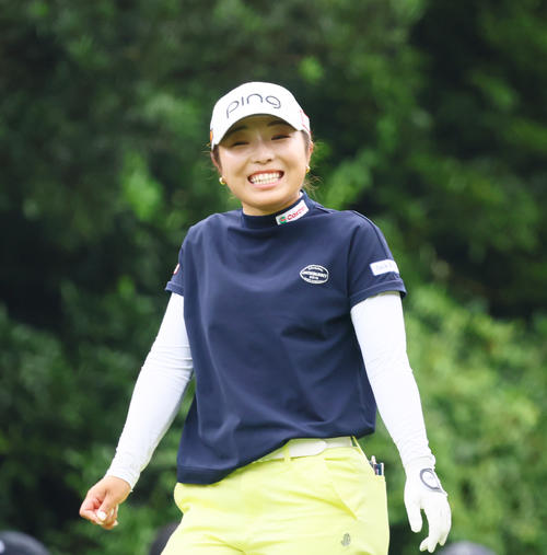 3番、笑顔を見せる佐久間（撮影・上山淳一）