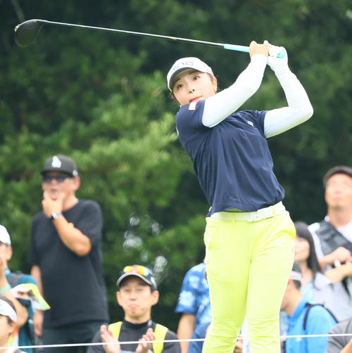 3番、ティーショットを放つ佐久間（撮影・上山淳一）