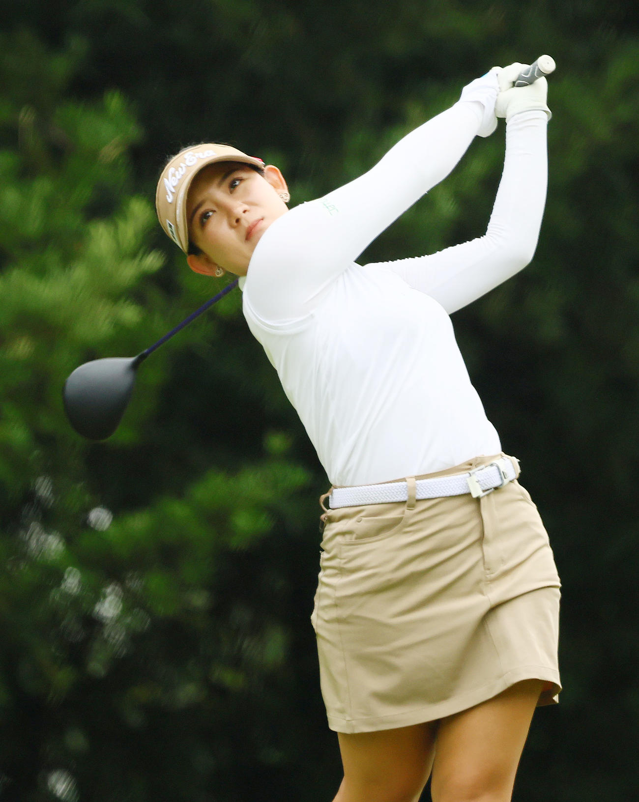 3番、ティーショットを放つ吉本ひ（撮影・上山淳一）