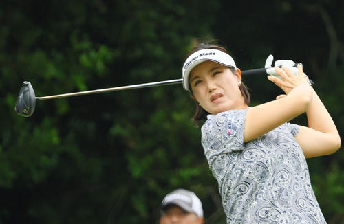 3番、ティーショットを放つ全美貞（撮影・上山淳一）