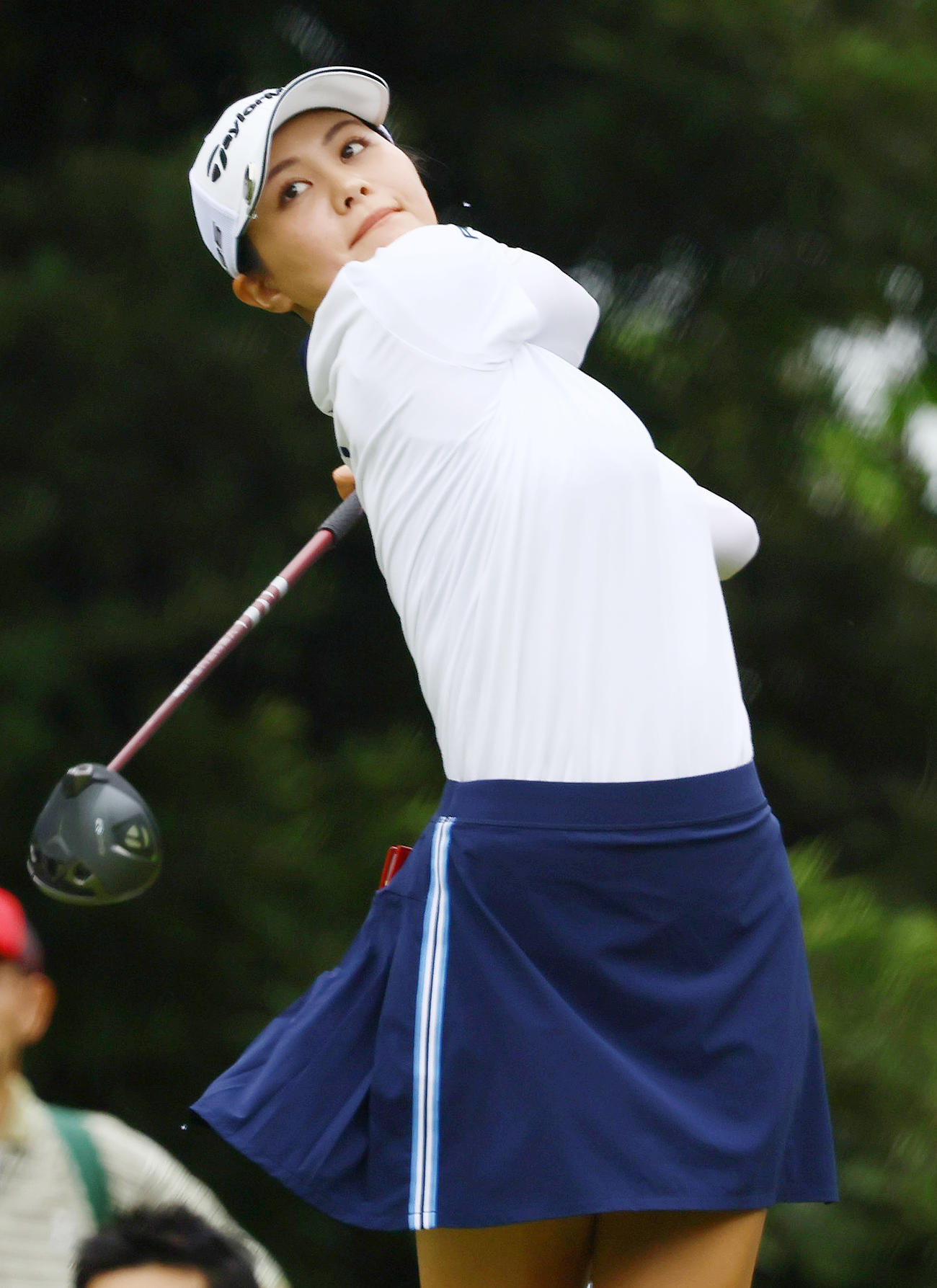 3番、ティーショットを放つ新垣比菜（撮影・上山淳一）
