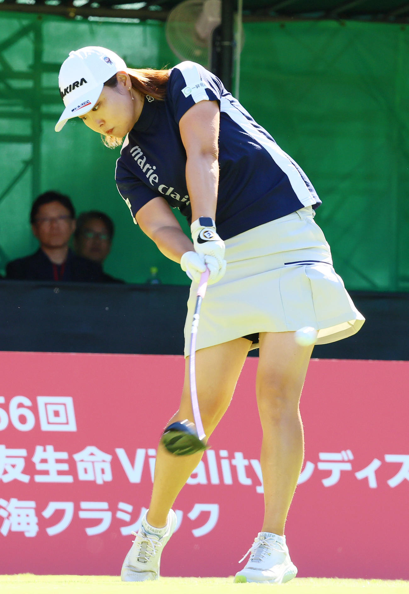 1番、ティーショットを放つ小滝（撮影・上山淳一）