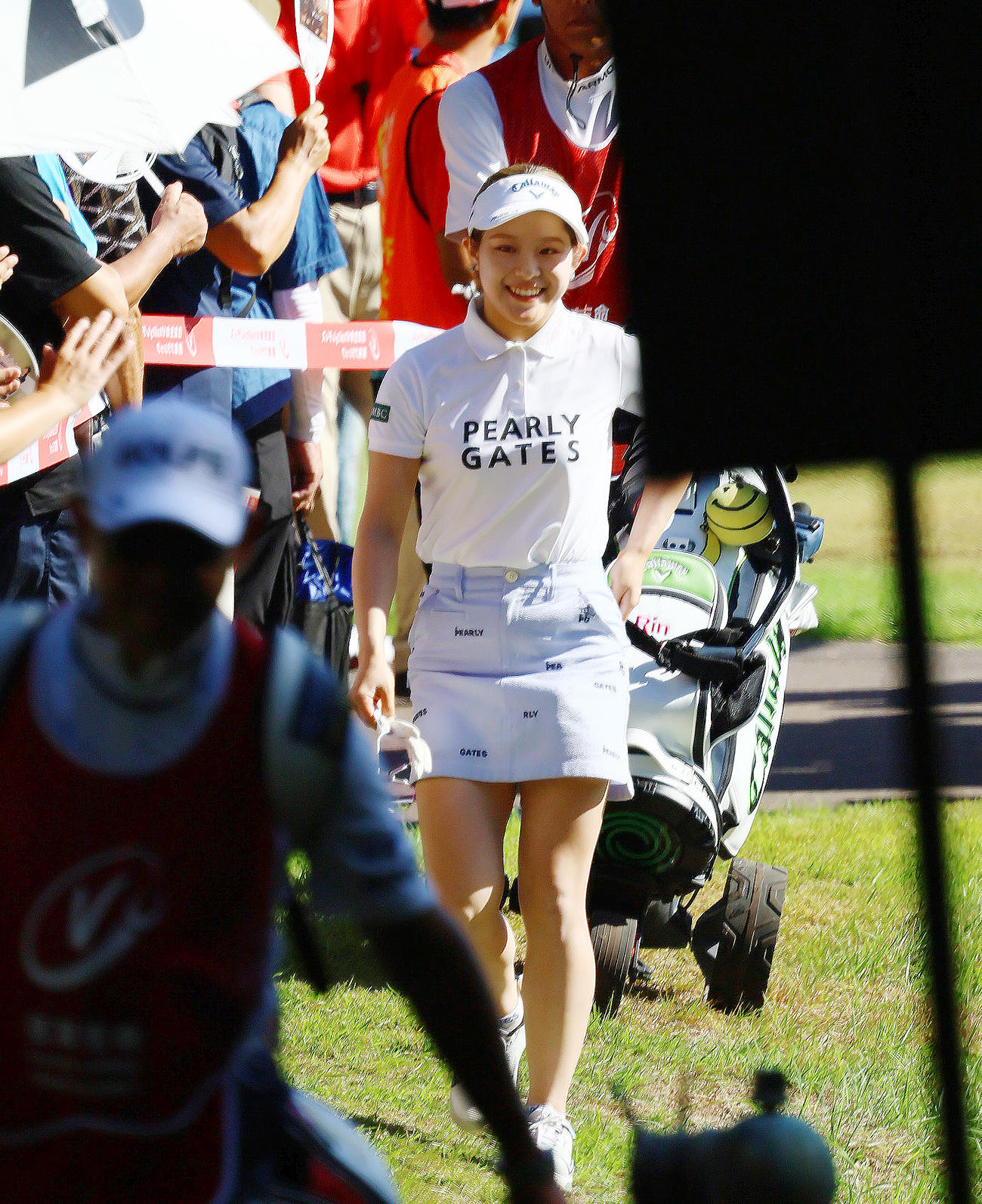大勢のギャラリーの声援を受け1番に向かう吉田鈴（撮影・上山淳一）