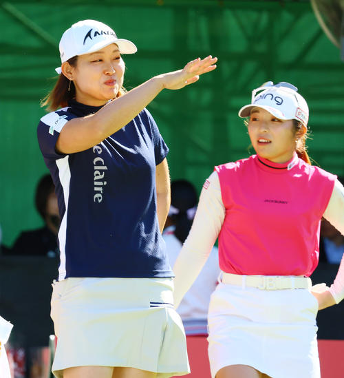 1番、リラックスした表情を見せる小滝（手前）と佐久間（撮影・上山淳一）