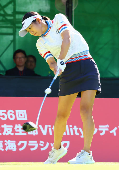 1番、ティーショットを放つ吉本こ（撮影・上山淳一）