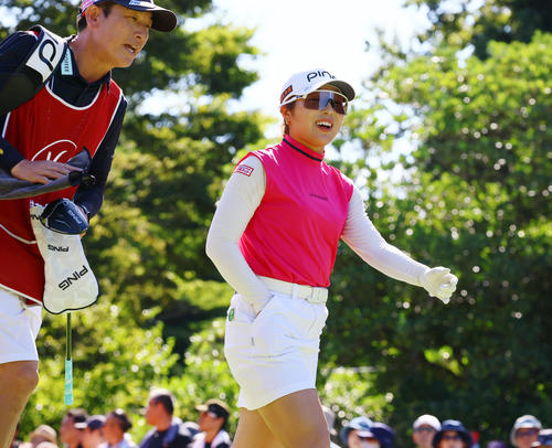 1番、ティーショットを放ちセカンド地点へ向かう佐久間（撮影・上山淳一）