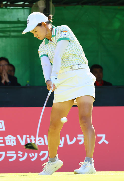 1番、ティーショットを放つ森井（撮影・上山淳一）