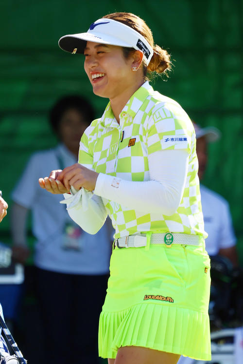 1番、笑顔を見せる仲村（撮影・上山淳一）