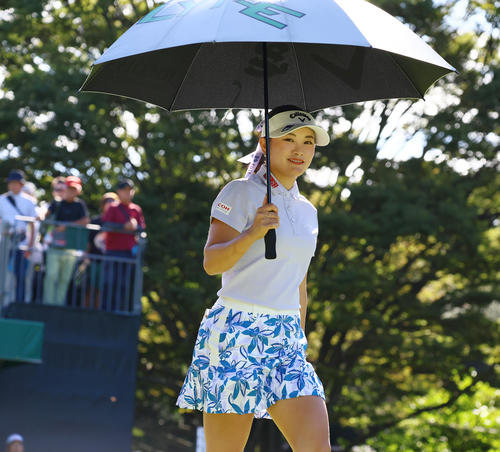 1番、ティーショットを放ちセカンド地点へ向かう河本（撮影・上山淳一）