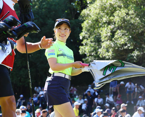 1番、ティーショットを放ちセカンド地点へ向かう木村（撮影・上山淳一）