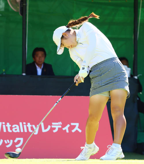 1番、ティーショットを放つ荒木（撮影・上山淳一）