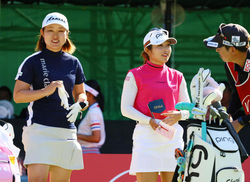 1番、リラックスした表情を見せる小滝（左）と佐久間（撮影・上山淳一）