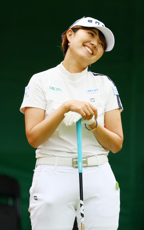 1番、笑顔を見せる権藤（撮影・上山淳一）