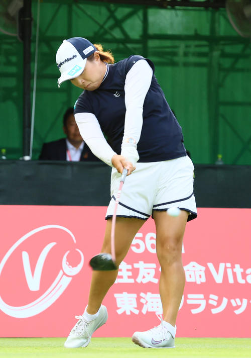 1番、ティーショットを放つ永峰（撮影・上山淳一）