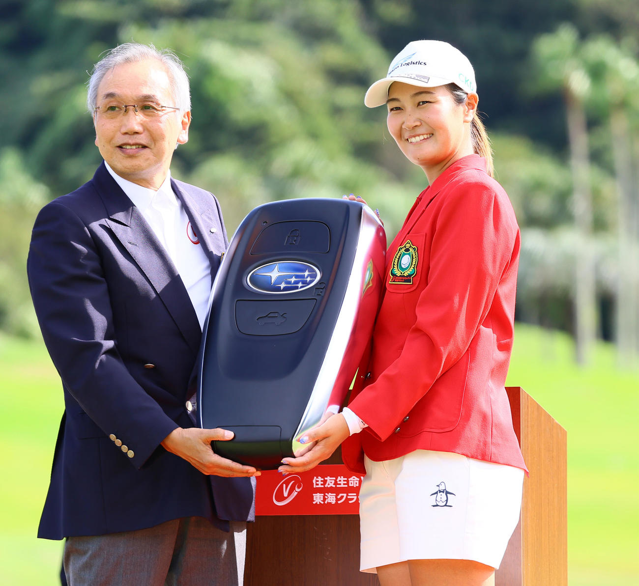 優勝し、ジャンボキーを受け取る神谷そ（撮影・上山淳一）