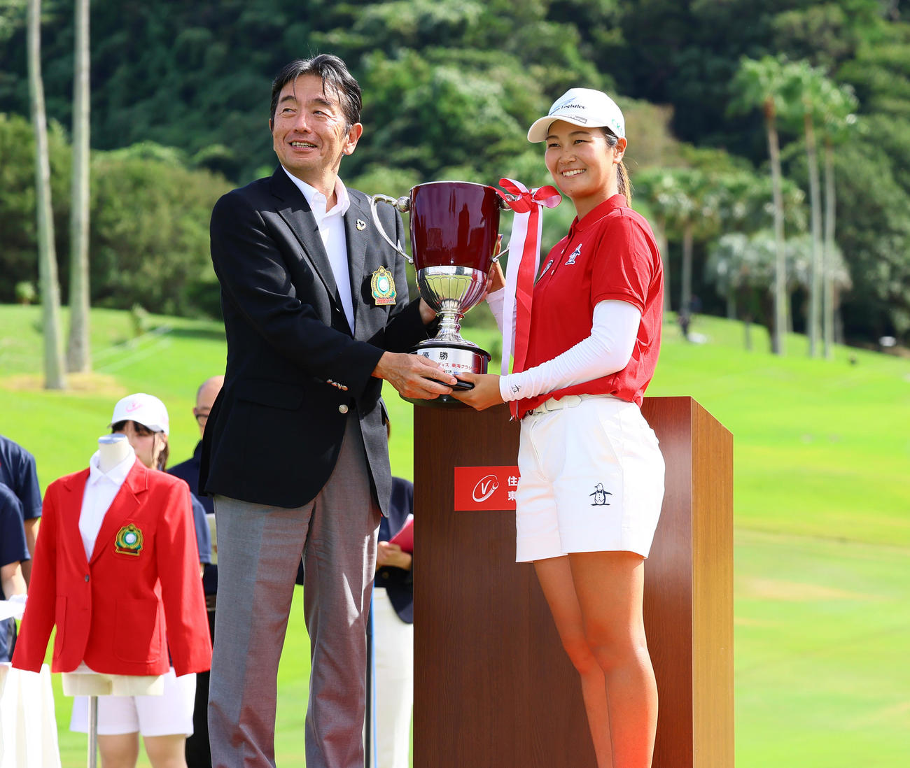 優勝しカップを受け取る神谷そ（右）（撮影・上山淳一）