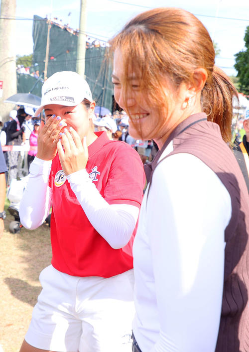 優勝した神谷そは渡辺（手前）から祝福を受け喜ぶ（撮影・上山淳一）