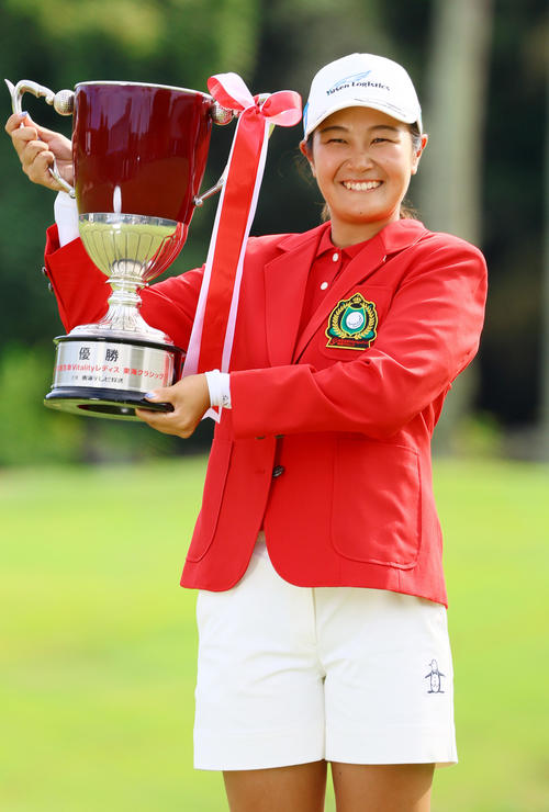 優勝カップを掲げる神谷そ（撮影・上山淳一）