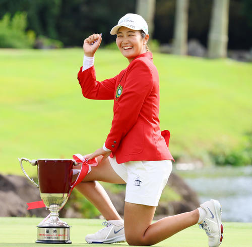 優勝しガッツポーズする神谷そ（撮影・上山淳一）