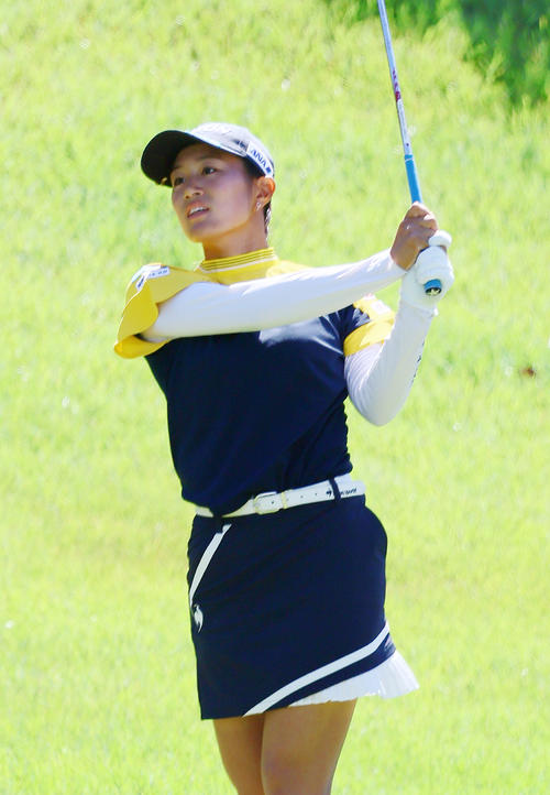 写真特集】吉田鈴仲は日傘を手に移動 ツインコーデの仲村果乃と桑木