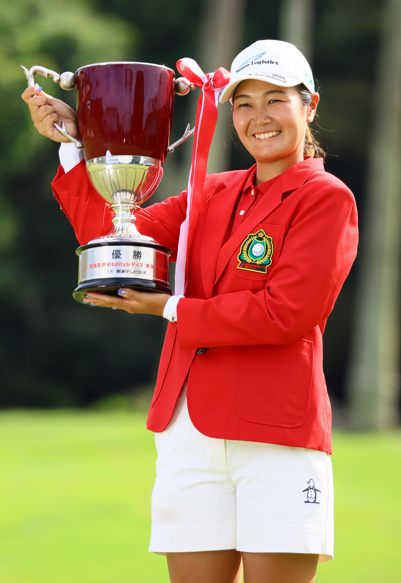 優勝カップを掲げる神谷そ（撮影・上山淳一）