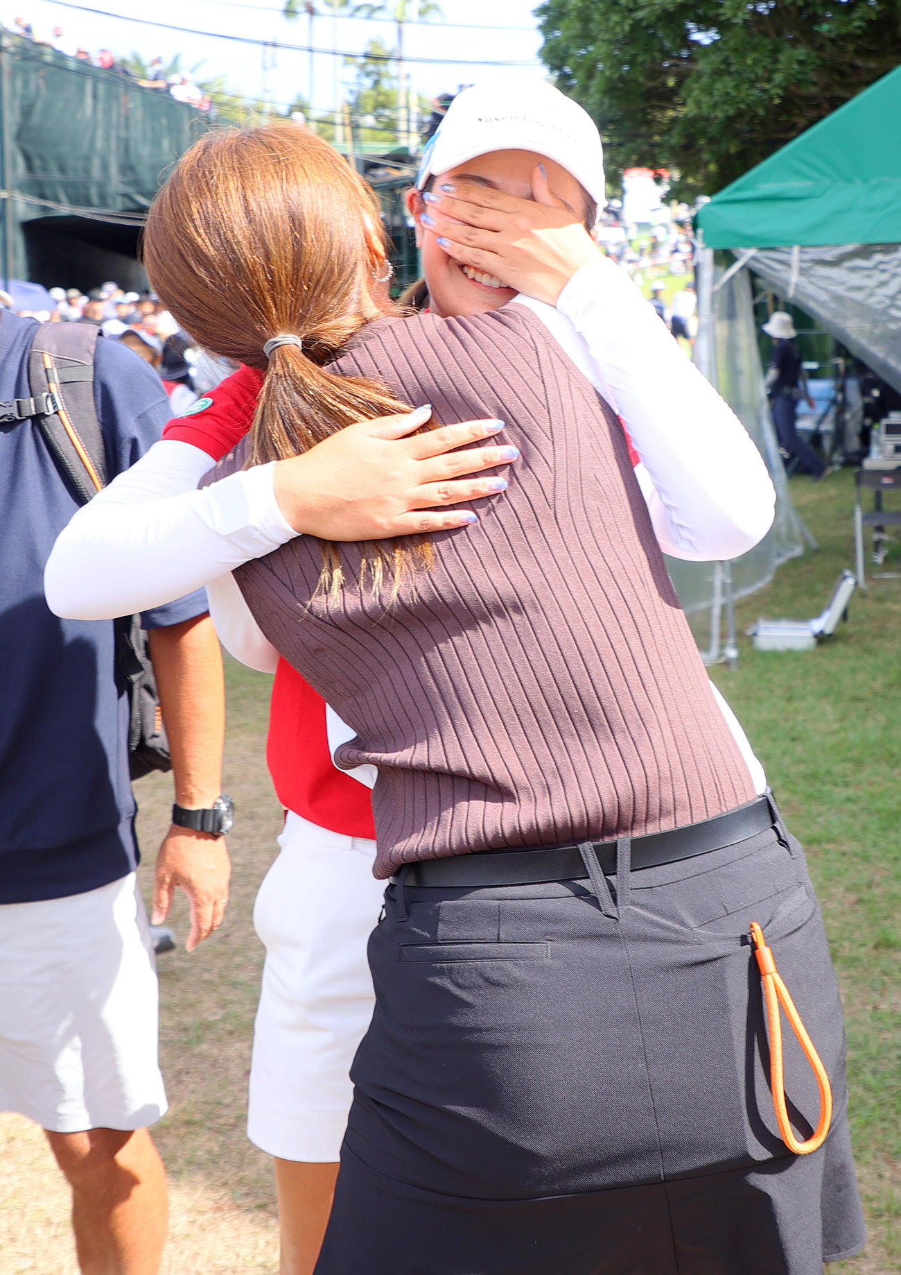 優勝した神谷そは渡辺（手前）から祝福を受け喜ぶ（撮影・上山淳一）
