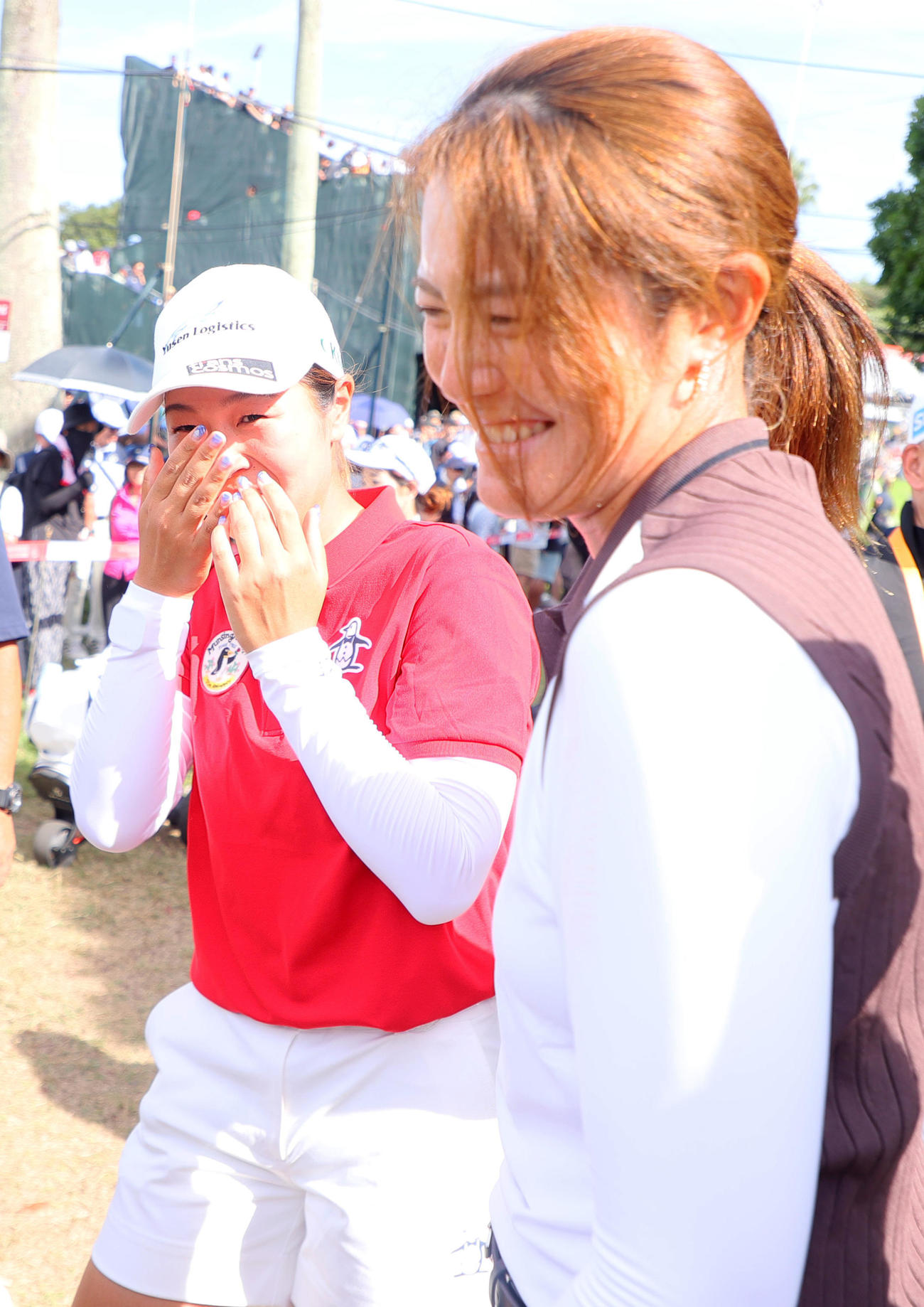 優勝した神谷そは渡辺（手前）から祝福を受け喜ぶ（撮影・上山淳一）