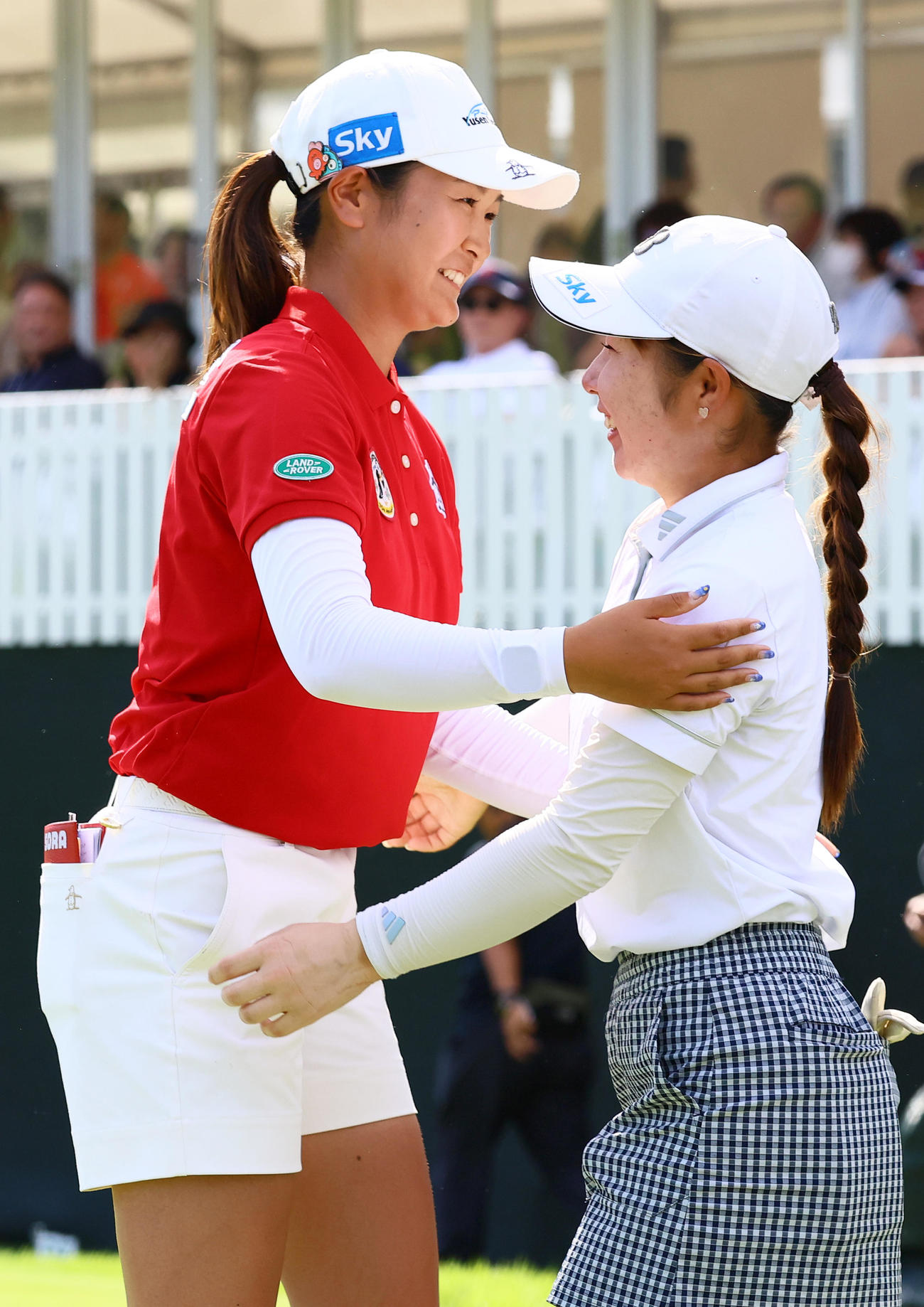 18番、ホールアウトし荒木（右）とハグする神谷そ（撮影・上山淳一）