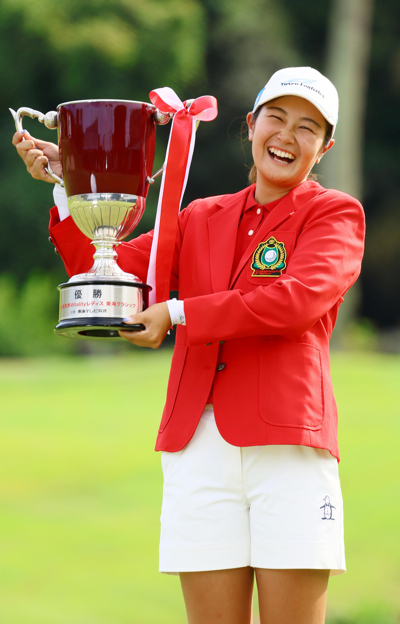 優勝カップを掲げる神谷そ（撮影・上山淳一）