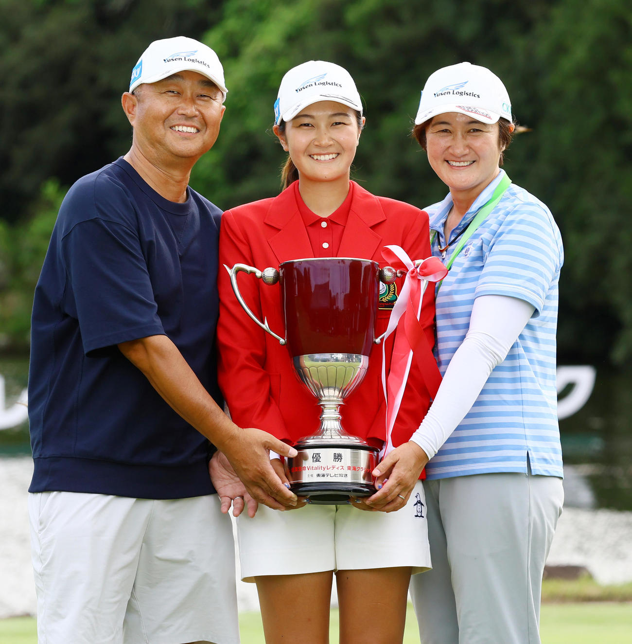 優勝した神谷そ（中央）は両親と写真に納まる（撮影・上山淳一）