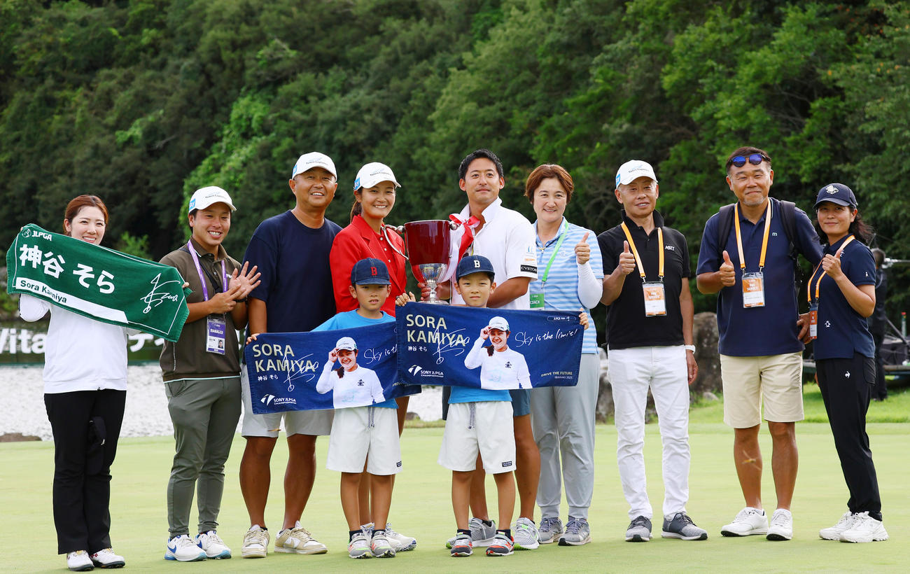 優勝した神谷そ（左から4人目）は家族らと写真に納まる（撮影・上山淳一）