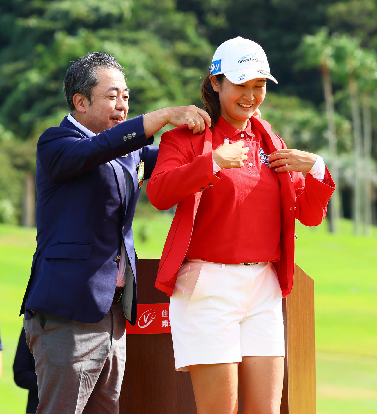 優勝ブレザーを着させもらう神谷そら（右）（撮影・上山淳一）