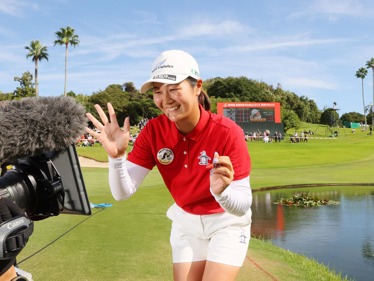 優勝した神谷そは笑顔でカメラに手を振る（撮影・上山淳一）