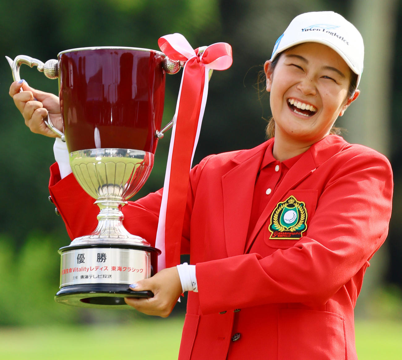 優勝カップを掲げる神谷そ（撮影・上山淳一）