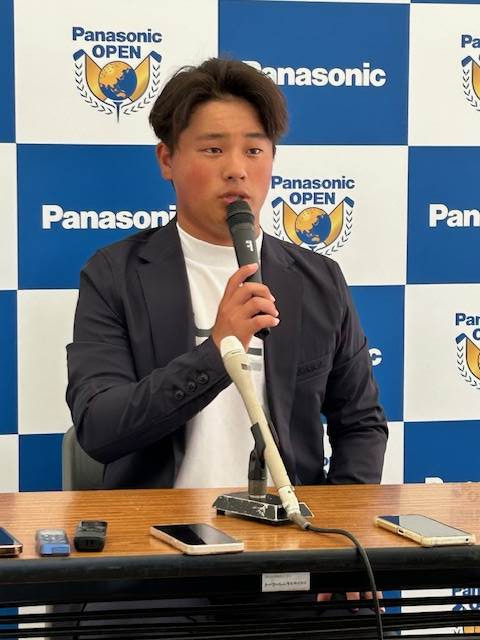 史上最年少15歳139日でプロ宣言した加藤金次郎はプロデビュー前日に記者会見を行う（撮影・横田和幸）