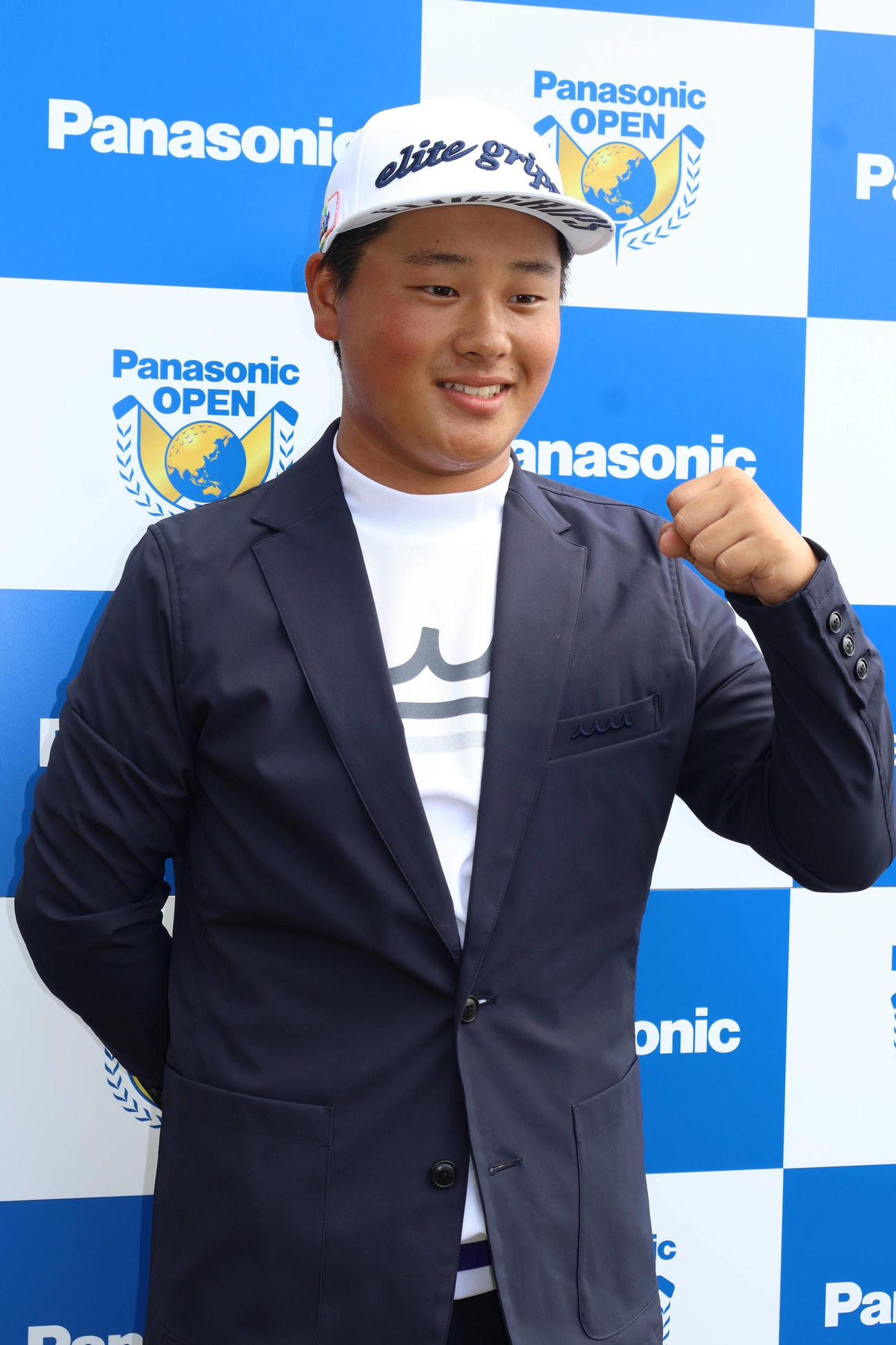 史上最年少15歳139日でプロ宣言した加藤金次郎はプロデビュー前日に記者会見を行う（撮影・横田和幸）