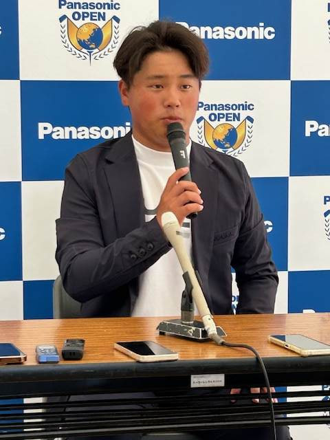 史上最年少15歳139日でプロ宣言した加藤金次郎はプロデビュー前日に記者会見を行う（撮影・横田和幸）