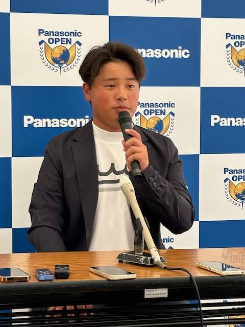 史上最年少15歳139日でプロ宣言した加藤金次郎はプロデビュー前日に記者会見を行う（撮影・横田和幸）