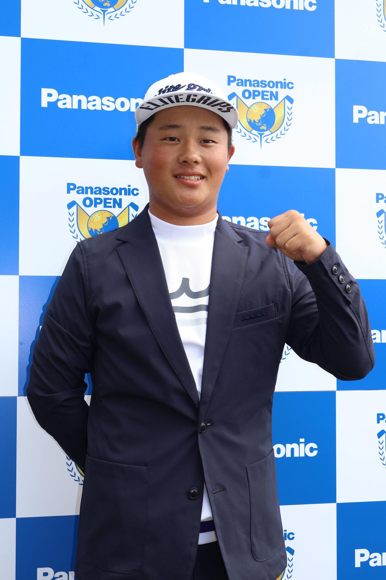史上最年少15歳139日でプロ宣言した加藤金次郎はプロデビュー前日に記者会見を行う（撮影・横田和幸）