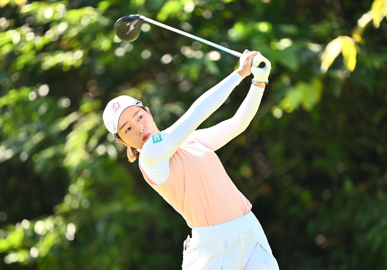 2番、ティーショットを放つ佐藤（撮影・滝沢徹郎）