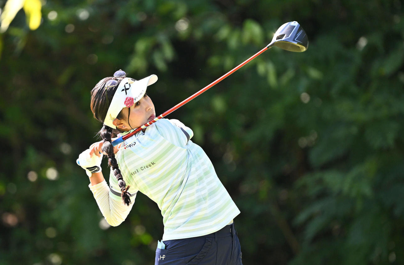 2番、ティーショットを放つ青木瀬（撮影・滝沢徹郎）