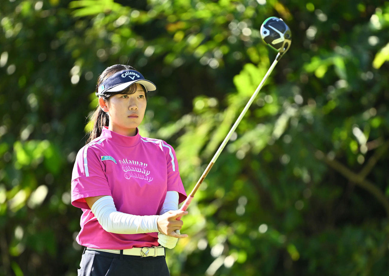 2番、ティーショットに臨む柴崎（撮影・滝沢徹郎）