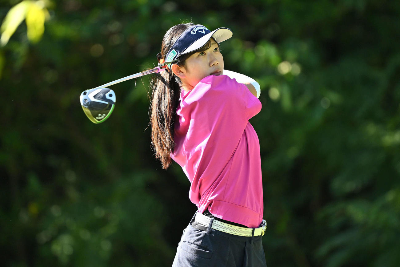 2番、ティーショットを放つ柴崎（撮影・滝沢徹郎）