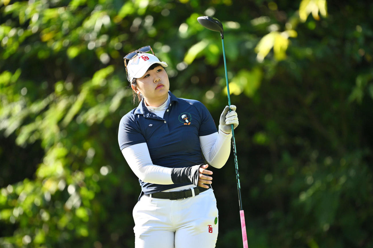 2番、ティーショットを放つ沢田（撮影・滝沢徹郎）