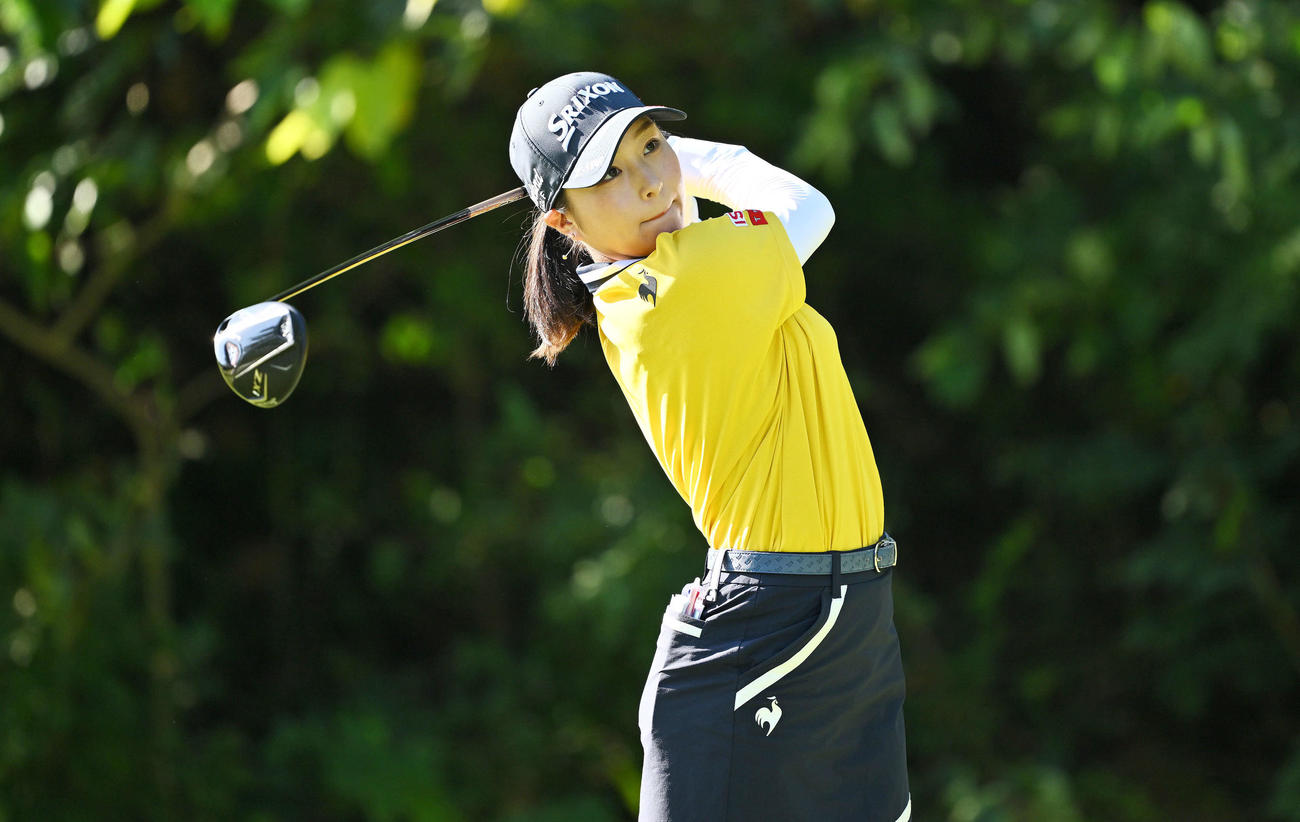 2番、ティーショットを放つ橋添（撮影・滝沢徹郎）